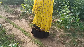 Mamta sister-in-law, who went to the mustard field, gave a chance to her brother-in-law and gave a clear Hindi voice of tremendous kissing outdoor